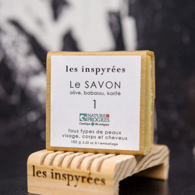 Notre conseil : se laver (doucher) une fois par jour en privilégient l'eau tiède avec un savon surgras le plus doux possible : LE SAVON.