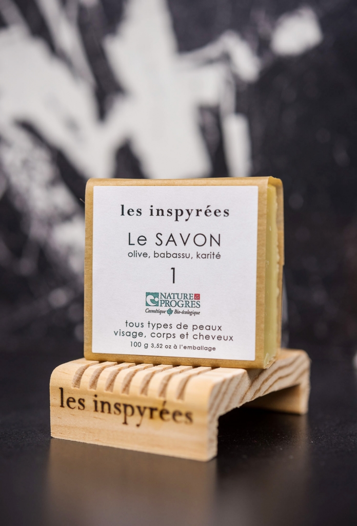 Notre conseil : se laver (doucher) une fois par jour en privilégient l'eau tiède avec un savon surgras le plus doux possible : LE SAVON.