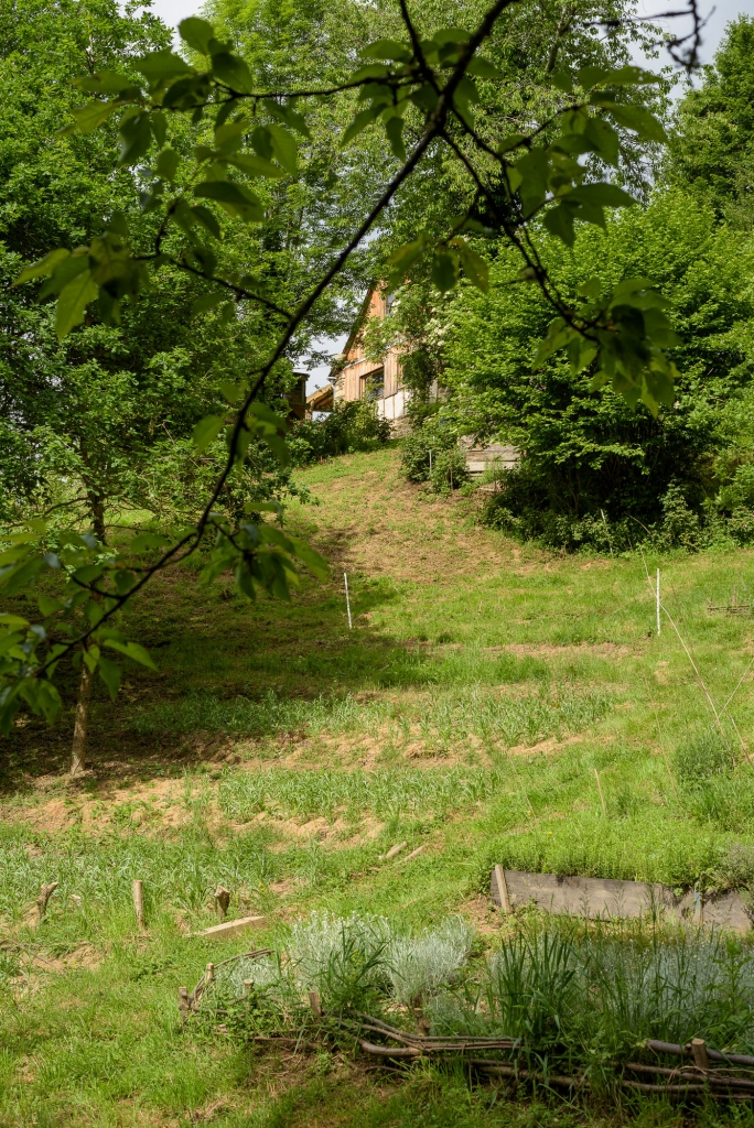 Maud cultive et transforme des plantes aromatiques et médicinales dans les Pyrénées ariégeoises, sous mention Nature & Progrès.