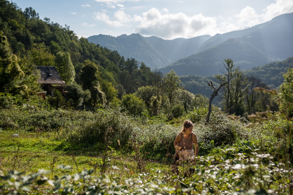 Maud cultive et transforme des plantes aromatiques et médicinales dans les Pyrénées ariégeoises, sous mention Nature & Progrès.